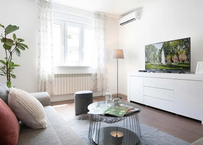 Sunny 2Bdr Apartment With A Balcony