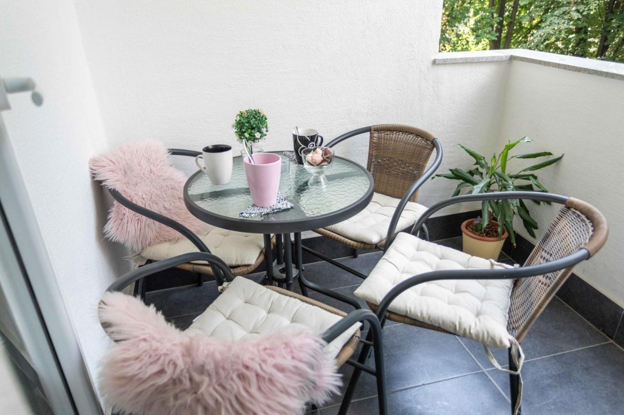 Sunny 2bdr With A Balcony Apartment